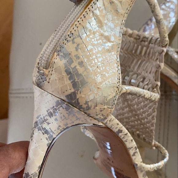 BCBG maxazria sandales all most brand new - Picture 4 of 4